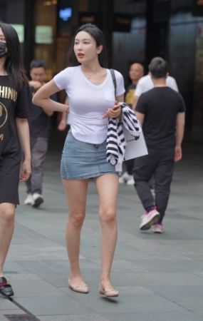 包臀短裙美眉