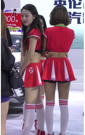 车展热舞的短裙美女
