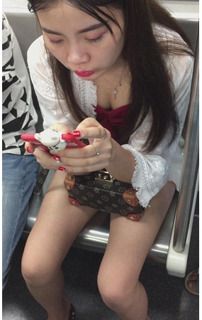 玩手机的红唇MM