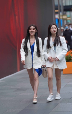 一对漂亮的美腿小姐姐