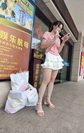 极品白色短裙凉高跟大长腿视频➕图