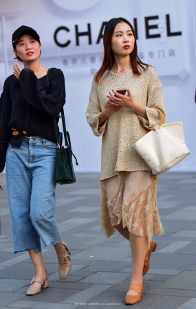 笑容甜美的肉丝少妇-13P