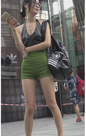 绿色热裤小姐姐