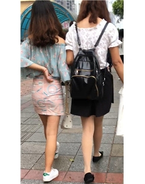 街拍短裙丝袜美腿俩姊妹花