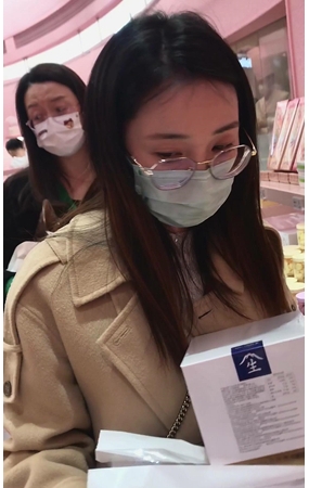 戴眼镜的小姐姐