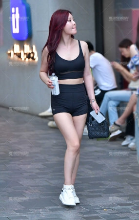 高腰热裤美女