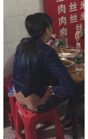 吃饭偶遇牛仔裤股沟妹子
