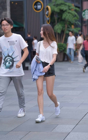 娇小可爱精致女孩
