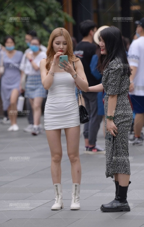 裹胸包臀裙美女