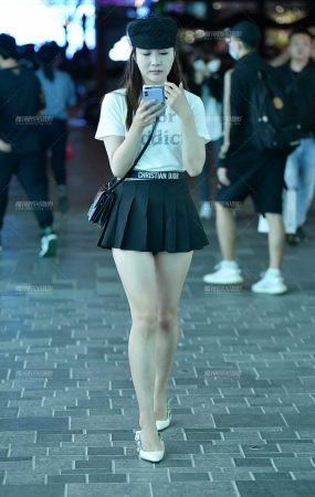 白皙百褶超短裙美女