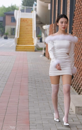 白裙美女