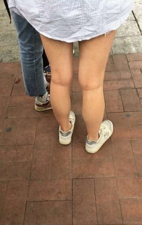 街拍等公交的热裤美眉