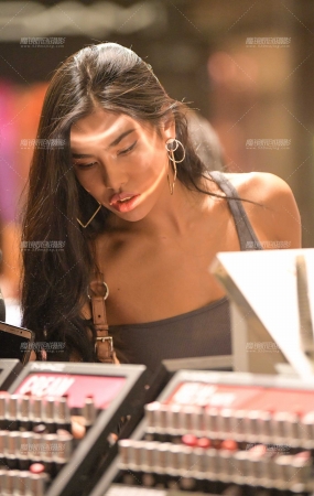 夜拍白裤美女