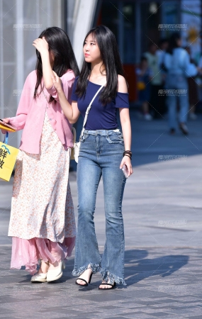 搭讪牛仔裤活泼小美女