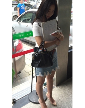 公交站偶遇颜值爆表的高跟鞋美腿女神姐姐