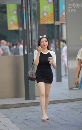 街拍性感包臀裙美女
