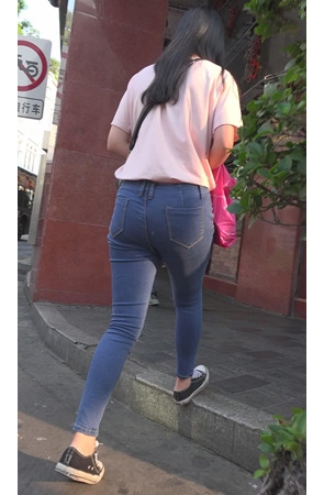 蓝牛紧身美女