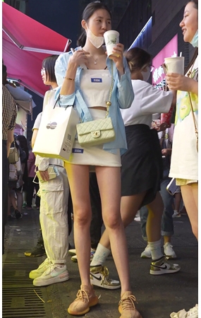白裙美女