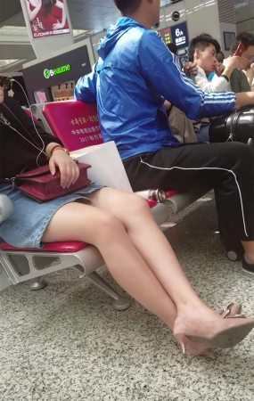 极品白皙美腿牛仔短裙气质街拍