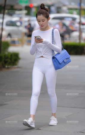 白色性感紧身裤美女