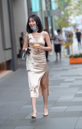 甜美身姿长裙美眉
