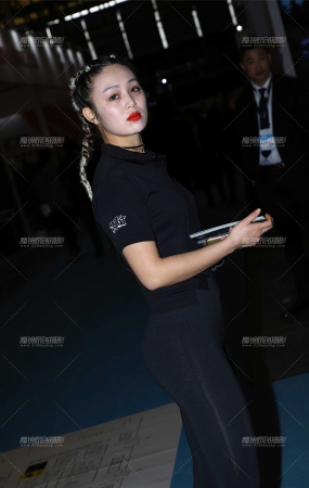 发传单的麻花辫紧身裤美女