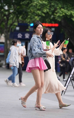 【丝工坊】2025.4.25粉裙长腿