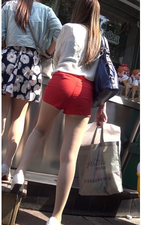红色短裤妹子