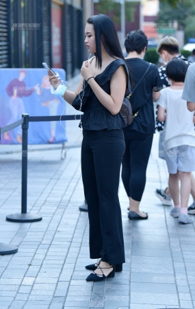 高挑黑裤美女