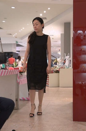 试鞋的黑色连衣裙美女