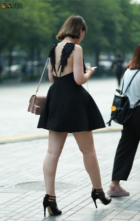 吊带短裙高跟美腿少妇-12P