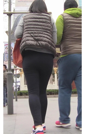 紧身黑裤丰腴妹子