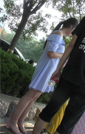 4K-等公交的极品小清新甜美街拍肉丝美足美女