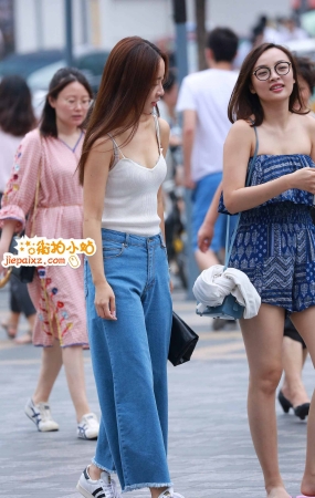 吊带低胸妹子第二套