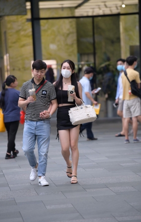 白皙大白腿女友
