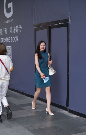 视觉冲击街拍作品 – 甜美的都市丽人美女