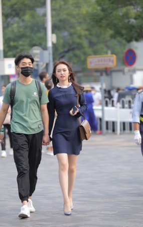 怡情的漂亮美腿女友