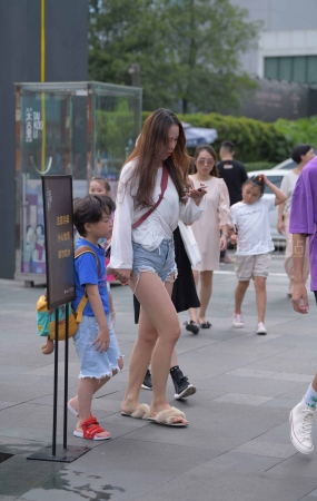 街拍年轻气质美女辣妈