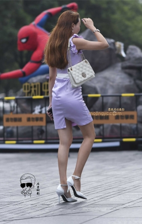 长发紧裙高跟鞋包裹出绝美身材
