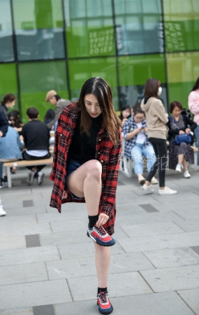鞋带开了小弟给系上。美女真有福气-14P