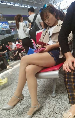 4k视频，候车室拍摄极品丝袜美腿女神