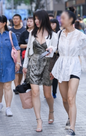 V领开口美女