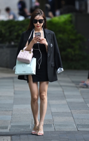 对面的短裙高跟时尚美女