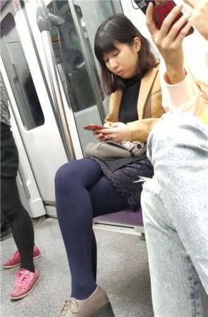 4K-地铁上玩手机入迷的街拍丝袜少妇
