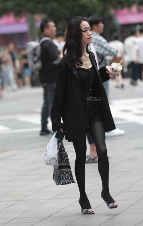 诱惑街拍黑丝高跟少妇