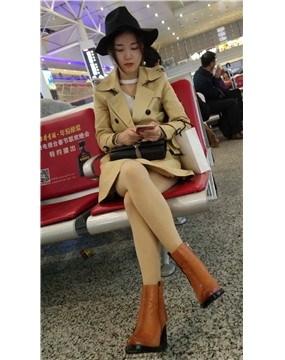 4k-高铁站候车室拍摄长腿肉丝高跟鞋女神，颜值超高。