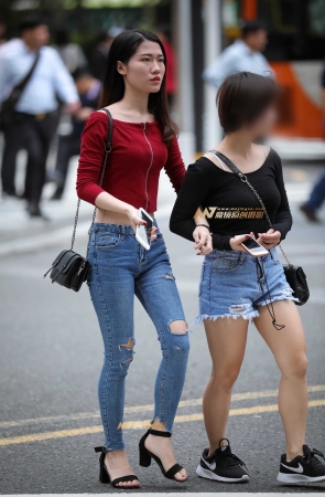 牛仔紧身美女,笑起来很甜美