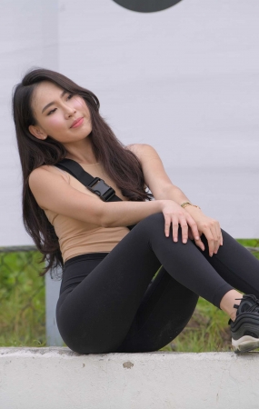 黑色瑜伽裤美女