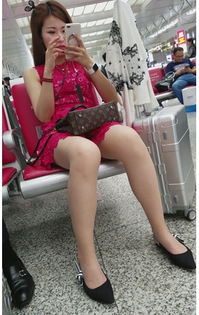 红裙美妇