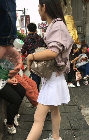 白色短裙肉色丝袜清纯长发学生妹子